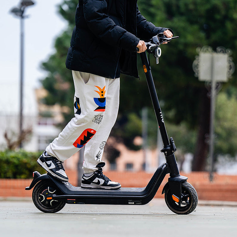 NIU KQi3 Pro Foldable Electric Kick Scooter w/ 31 mi Max Operating Range & 20 mph Max Speed Black